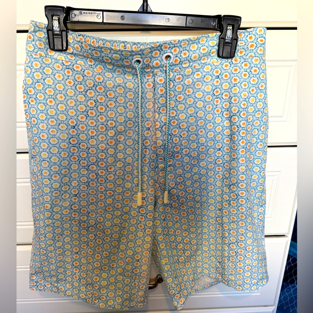 Johnnie-O men’s Fripp half elastic athletic shorts. Lined. Back pocket. Size M.